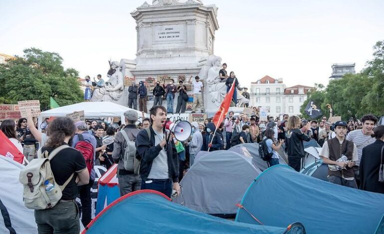 Crisi abitativa, tende in piazza a Lisbona dopo la protesta