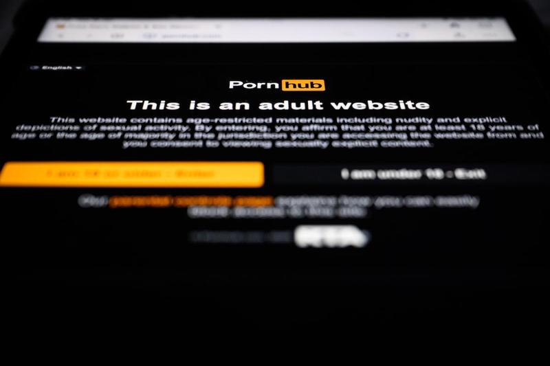 Regno Unito, vietati strangolamenti e incesto nei porno