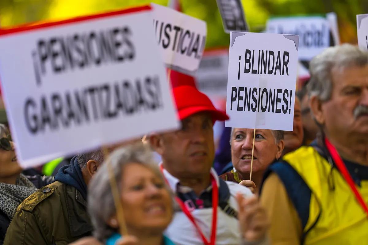 Pensioni, salari e casa: la protesta unisce lavoratori e anziani