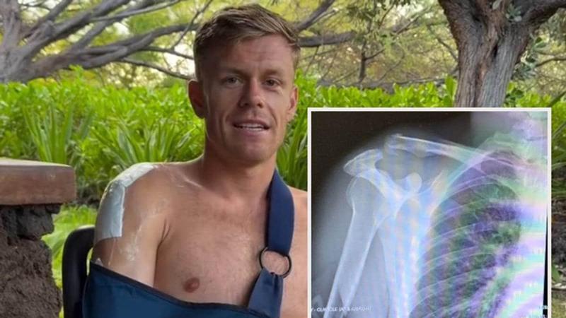 Foto: Privat / Casper Stornes Il triatleta Casper Stornes è seduto su una sedia con il braccio al collo.