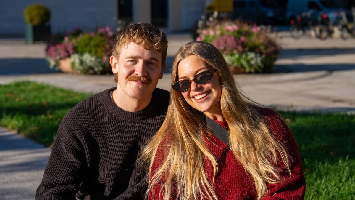 Foto: Elina Louise Karlsen Storheil / NRK Un giovane con i baffi e una donna con gli occhiali da sole sono seduti insieme all’aperto, al sole. (Descrizione dell’immagine generata da un servizio di IA)