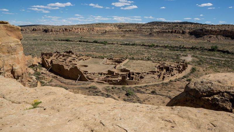 Un sito archeologico al centro di una valle.