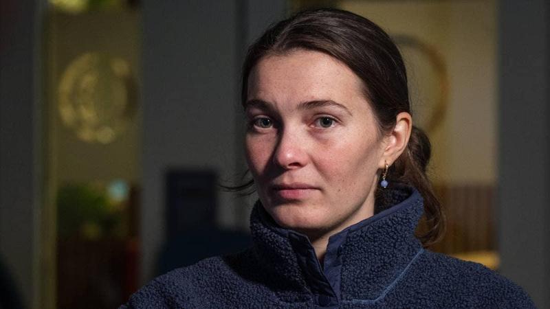 Foto: Mark Tonkin / NRK Ritratto di una donna con i capelli scuri, vestita con una giacca in pile blu scuro. (La descrizione dell’immagine è stata generata da un servizio di IA)