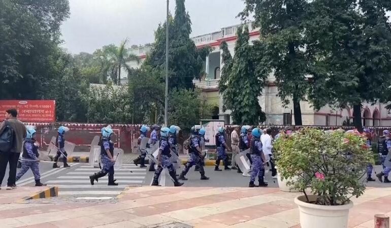 India, arrestato sull’aereo il leader della protesta degli «scarafaggi»