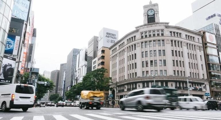 Turisti seduti per strada a Ginza: scoppia il dibattito