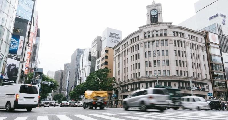 Turisti seduti per strada a Ginza: scoppia il dibattito