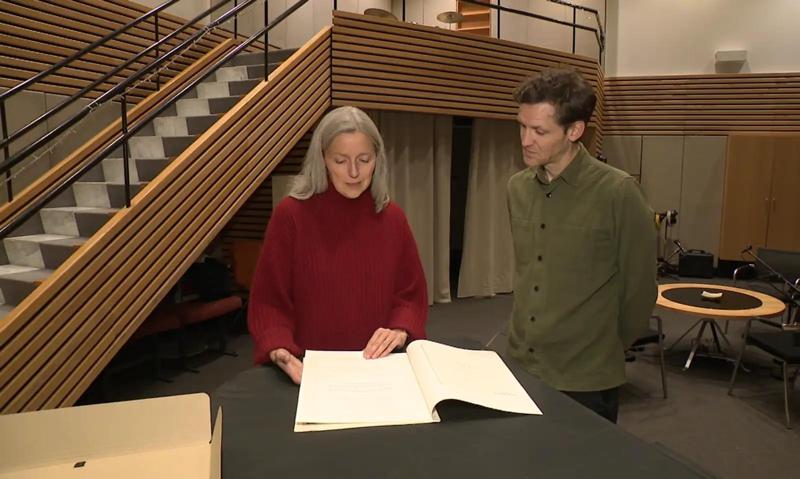 Kristín Helga mostra a Bjarni Pétur Jónsson dei filmati del giorno memorabile. Kristín Helga Þórarinsdóttir è una dei bambini che scrissero una lettera a Raisa Gorbaciova in vista del vertice di Höfði. Ricorda la visita di Raisa ai suoi compagni di scuola qui in Islanda, ora che sono trascorsi 40 anni dal vertice.