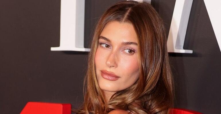 Rhode e il consumo eccessivo: le critiche a Hailey Bieber