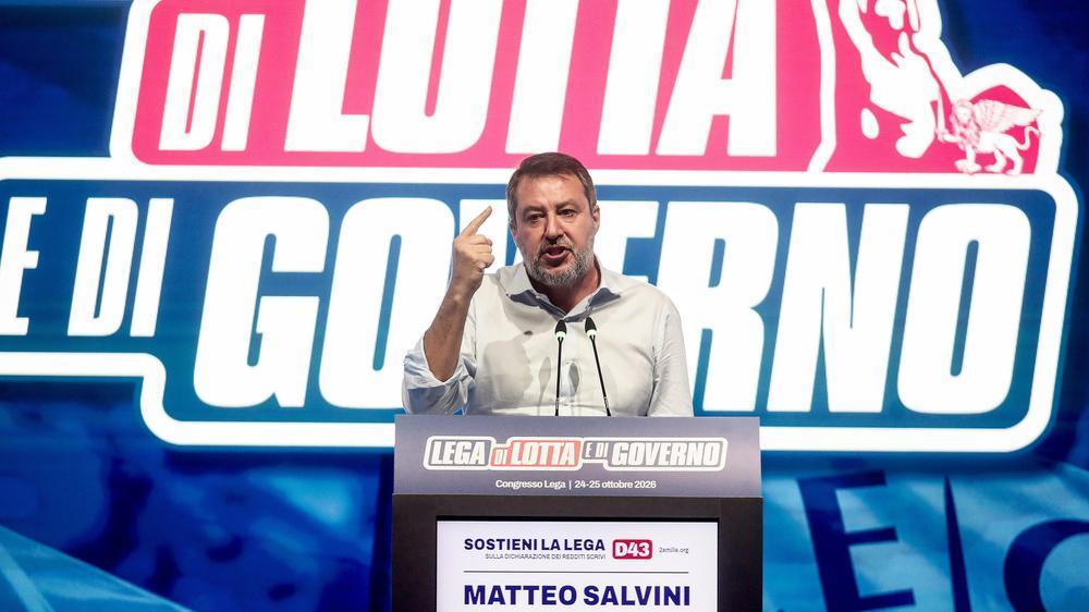 Salvini rieletto: la Lega cambia simbolo e punta al 2030
