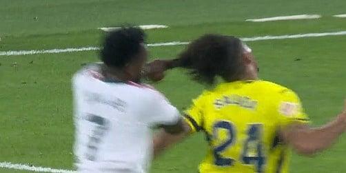 Gol annullato e rosso per Vinicius dopo il gesto sui capelli