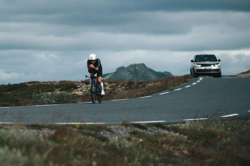 Foto: Hans Kristian Krogh-Hanssen Persona in bicicletta durante il Norseman