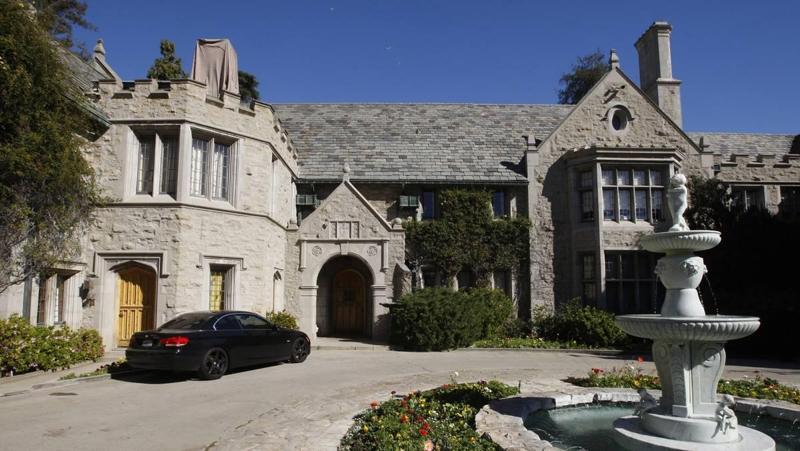 La leggendaria villa di Hugh Hefner, la Playboy Mansion, è stata venduta al vicino. Per diversi anni è stata la casa della norvegese Lillian Müller.