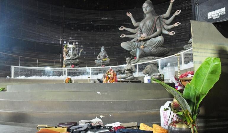 Durga Puja, annuncio scatena il panico: 17 morti nella calca