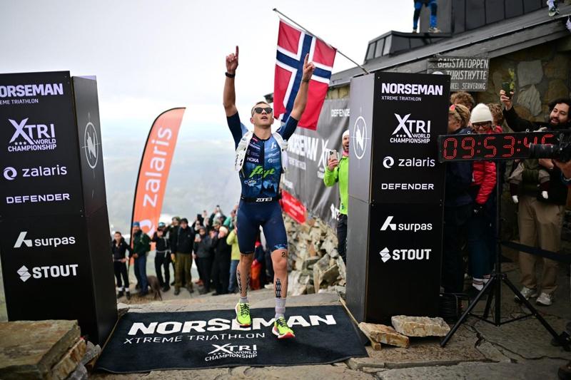 Foto: NXTRI/Alexander Koerner Kristian Grue, norvegese, taglia il traguardo al 1º posto al Norseman Extreme Triathlon il 1º agosto 2026 a Eidfjord, in Norvegia.