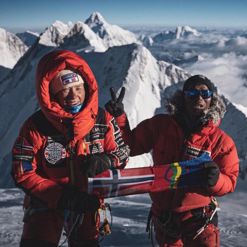 Foto: Gabriel Tarso / Field P Kristin Harila e Tenjen Lama Sherpa in cima a una montagna
