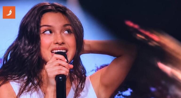 Olivia Rodrigo si passa il sudore delle ascelle tra i capelli