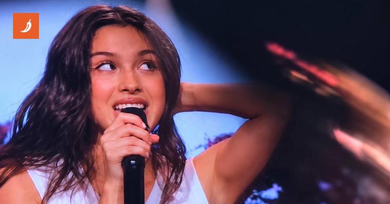 Olivia Rodrigo si passa il sudore delle ascelle tra i capelli
