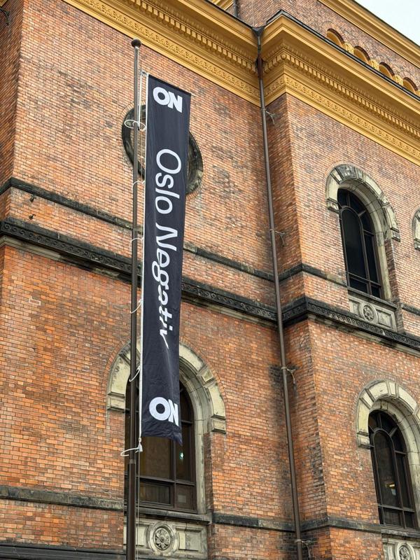 None Esterno della Galleria Nazionale con lo striscione Oslo Negativ