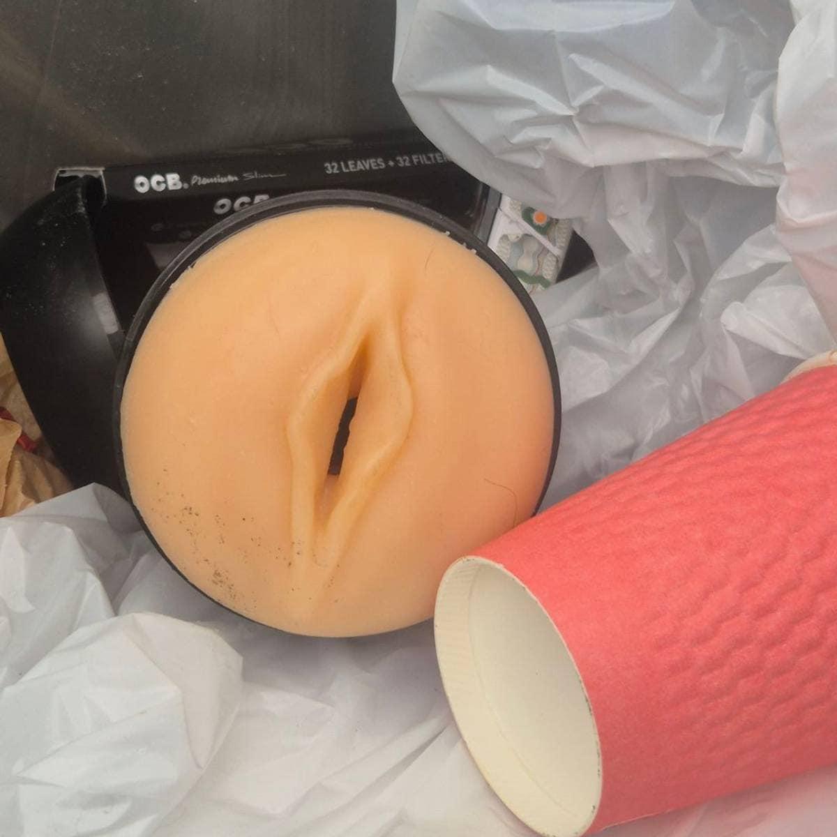 Foto: Privat Un sex toy è in un sacchetto insieme a una tazza di caffè e a un pacchetto di sigarette. (Descrizione dell’immagine generata da un servizio di IA)
