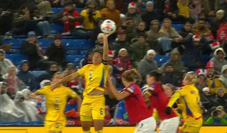 Fallo di mano clamoroso: la capitana ferma il pallone in area