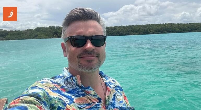 Tom Welling, una foto di New York rivela per errore il suo riflesso nudo