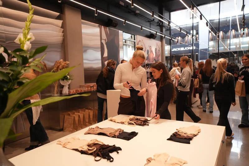 La lingerie è il tratto distintivo di Skims. Skims, il marchio di abbigliamento di Kim Kardashian, ha aperto al Kringlan il 15 ottobre 2026. Molte persone erano in fila prima dell’apertura.