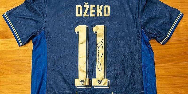 Maglia dell’ultima partita in nazionale venduta per 95.100 KM