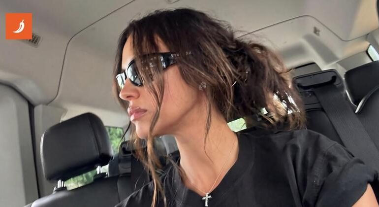 Irina Shayk, backstage provocante e premio alla Milano Fashion Week