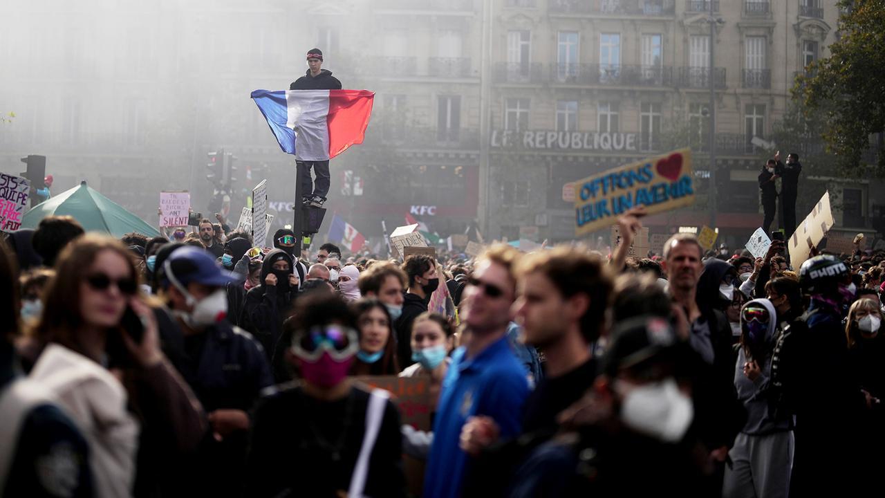 Proteste in Francia, immagini false create con l’IA diventano virali