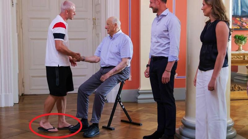Infradito usate all’asta: offerte già a 35.000 corone