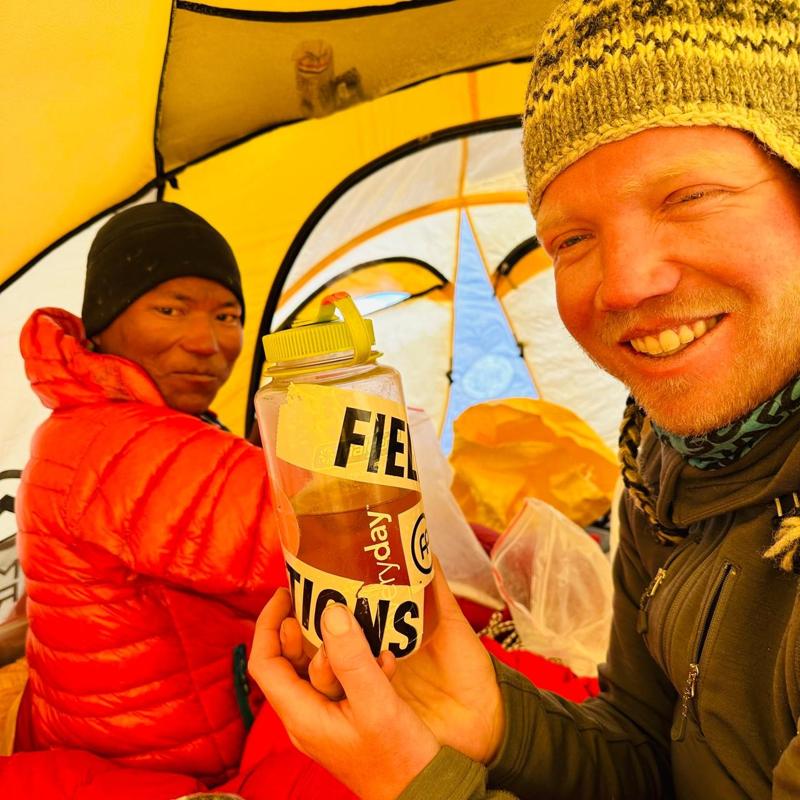 Foto: Kristin Harila / Field Productions Tenjen «Lama» Sherpa e Matias Myklebust nella tenda