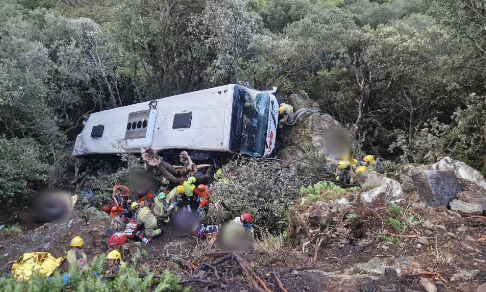Autobus precipita da un terrapieno di 20 metri: 83 feriti