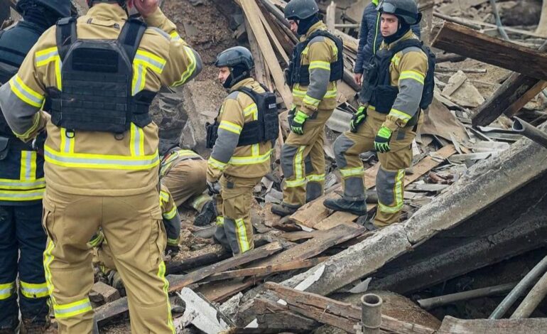 Attacco russo con droni: una donna ferita e 5 auto danneggiate