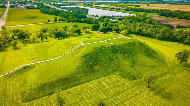 Veduta aerea di un sito archeologico ricoperto d’erba verde.