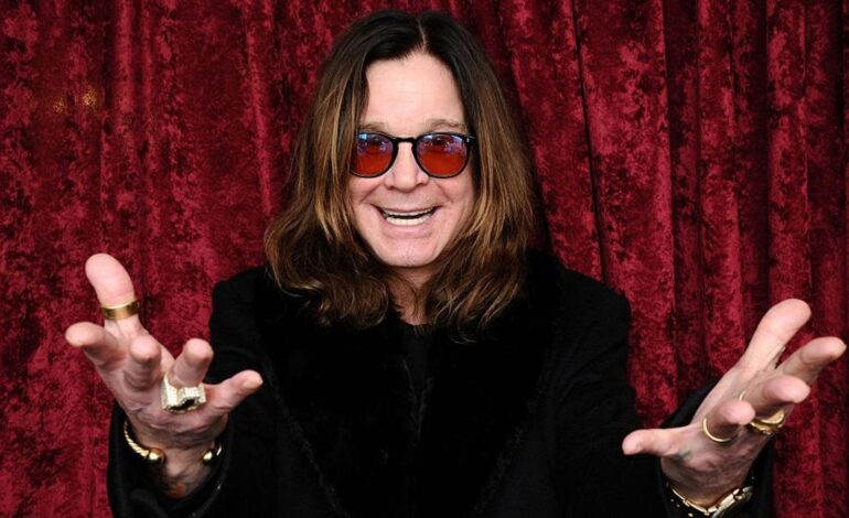Ozzy Osbourne fermato dopo aver urinato sul muro del Fort Alamo