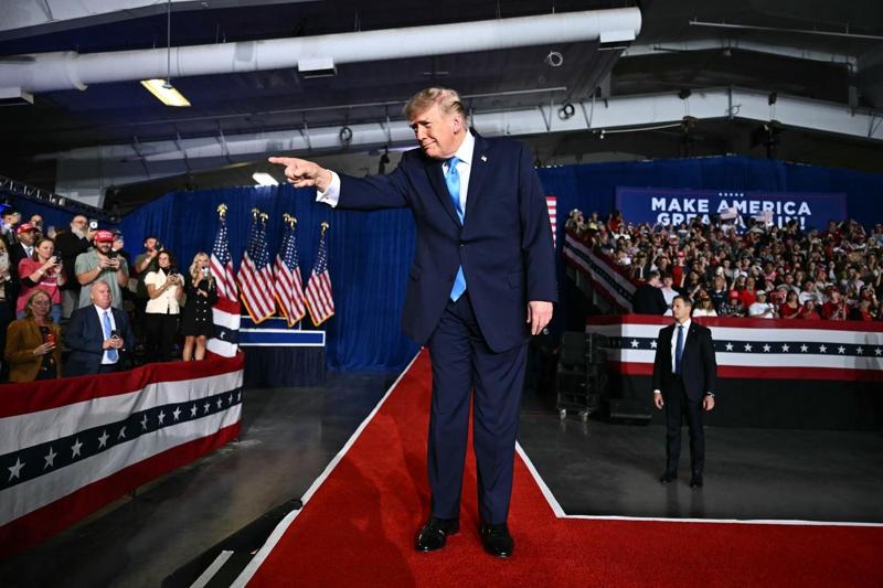 Trump in giacca Jos. A. Bank: il paradosso del Made in USA