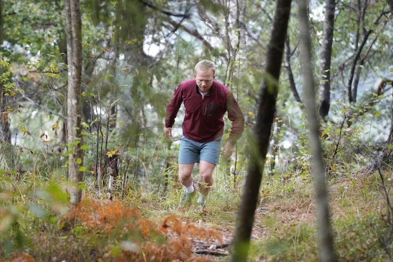 Foto: Hans Erik Lindbom / NRK Matias Myklebust corre nel bosco a Grefsenkollen