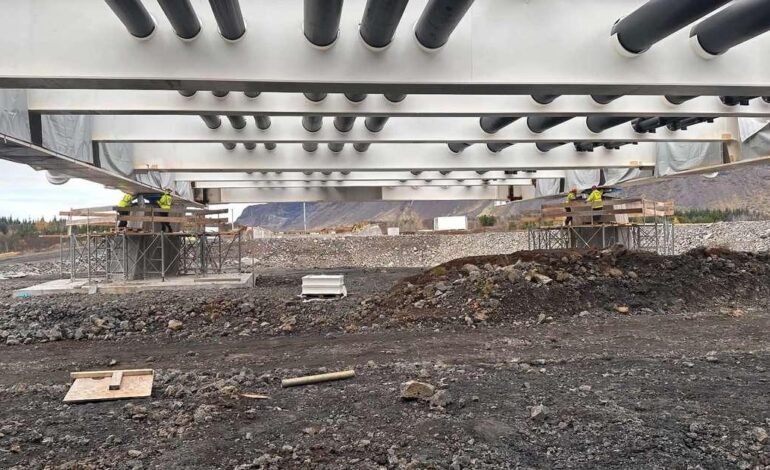 Un ponte da 2.000 tonnellate avanza sul fiume a 5 metri all’ora