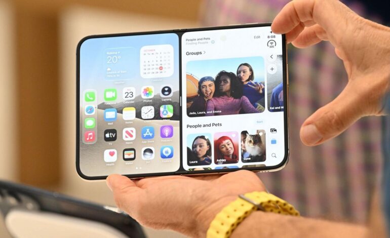iPhone Duo, la sabbia blocca la cerniera nel test di resistenza