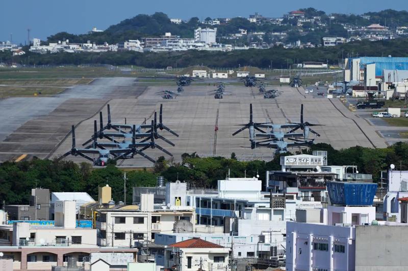 Futenma, base aerea dei Marines statunitensi a Ginowan, Okinawa. ARCHIVIO - Aerei da trasporto MV-22 Osprey dei Marines statunitensi parcheggiati presso la base aerea dei Marines statunitensi di Futenma a Ginowan, sull’isola principale dell’arcipelago di Okinawa, nel sud del Giappone, martedì 18 febbraio 2025. (AP Photo/Hiro Komae, archivio)