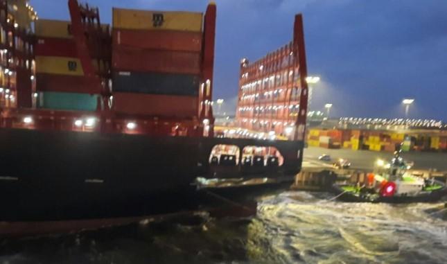 Nave da crociera sbattuta contro 2 portacontainer