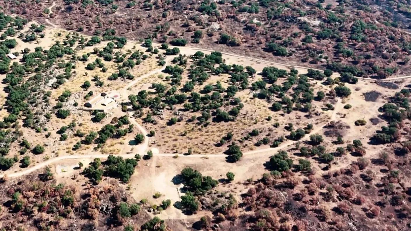 Dall'alto si distingue bene la zona risparmiata in mezzo alla terra bruciata