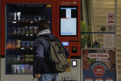 None Un acquirente a una delle macchine.
