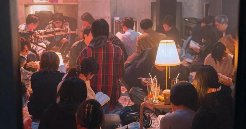 Book rave: leggere in pista tra musica ambient e danza