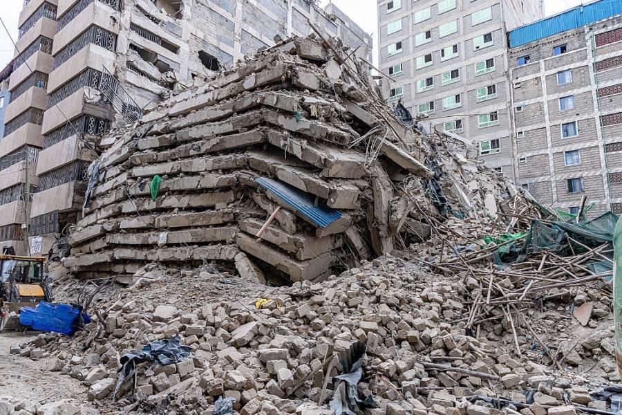 Crolla un edificio di 18 piani: 5 persone ancora disperse