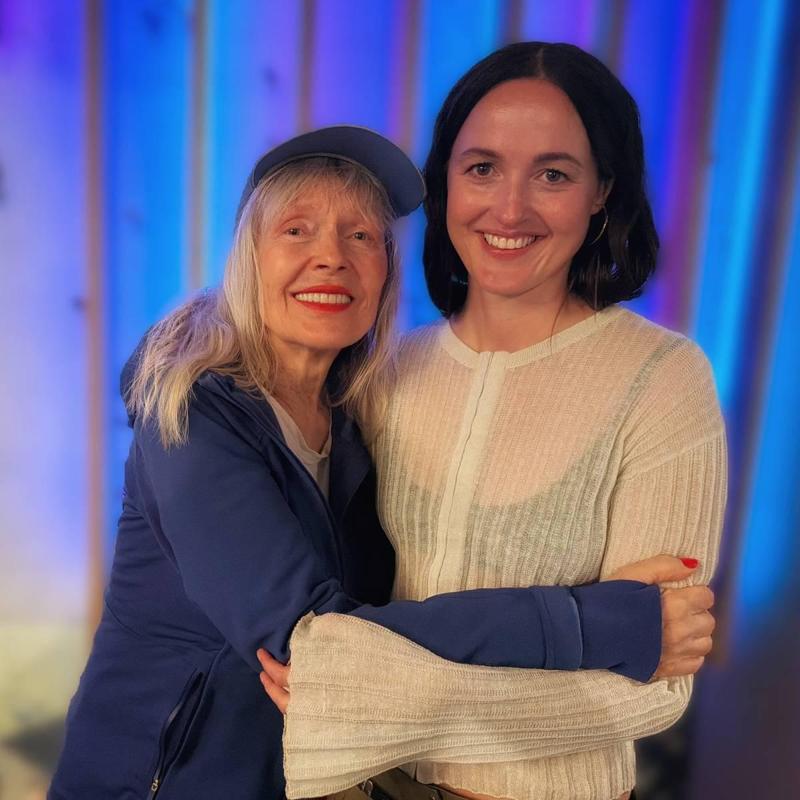 Foto: Olav Viksmo-Slettan / NRK Lillian Müller (a destra) e Renate Reinsve, inquadrate a mezzo busto, davanti a uno sfondo sfocato blu/viola