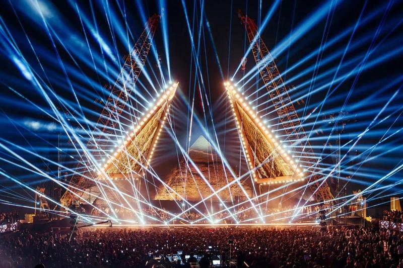 Musica elettronica alle Piramidi: il festival attira 114 Paesi