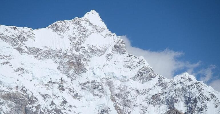 La vetta inviolata più alta del mondo è vietata agli alpinisti