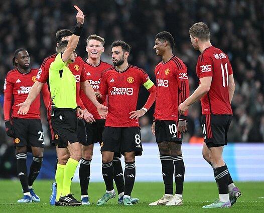 Donatas Rumšas mostra il cartellino rosso a Marcus Rashford Donatas Rumšas mostra il cartellino rosso a Marcus Rashford