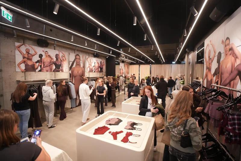 Skims resterà aperto almeno fino al prossimo anno. Skims, il marchio di abbigliamento di Kim Kardashian, ha aperto al Kringlan il 15 ottobre 2026. Molte persone erano in fila prima dell’apertura.